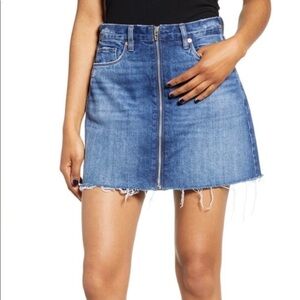 𝅺blanknyc Zip front raw hem denim skirt. Size 25